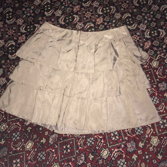 Banana Republic 3-tier satiny gray size 6 skirt - Picture 2 of 4